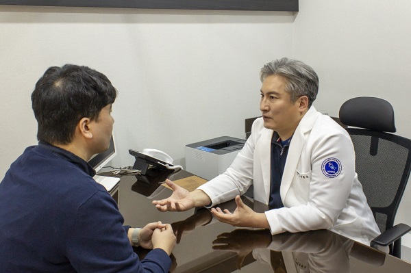 박현근 대표원장은 리프팅치료를 받았다고 해서 노화가 멈추는 것은 아니지만 비교적 초기에 치료받으면 젊고 건강한 피부를 상대적으로 더 오래 유지할 수 있다고 강조했다.