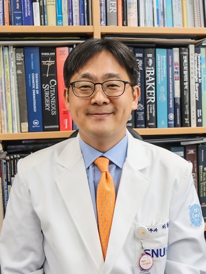 giáo sư khoa da liễu bệnh viện đại học Seoul Bundang Huh Chang Hoon.