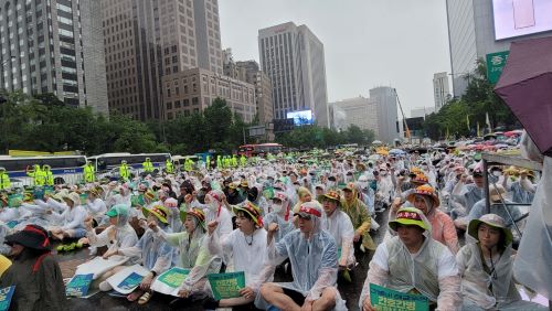 전국보건의료산업노동조합이 13일 동화면세점 앞에서 ‘파업 1일차 산별총파업 대회’를 개최했다.